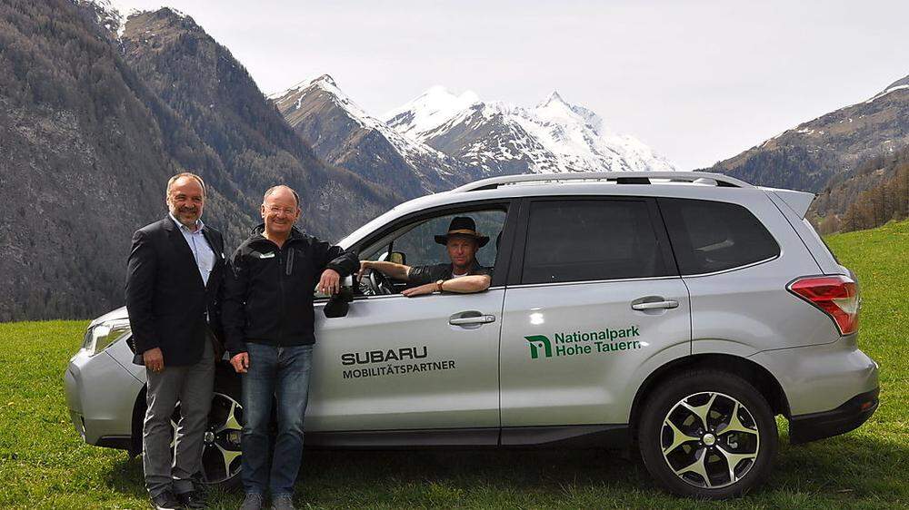 Werner Andraschko (General Manager Subaru Österreich), Peter Rupitsch (Nationalparkdirektor Kärnten) und Konrad Mariacher (Nationalpark Ranger) bei der offiziellen Übergabe des Subaru Forester