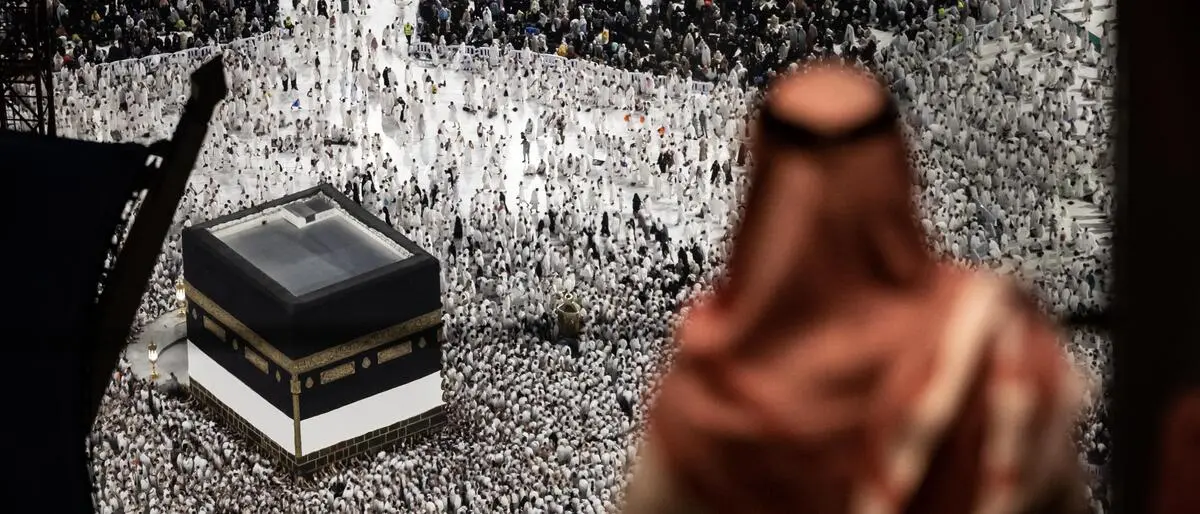 Ein Mann beobachtet, wie muslimische Gläubige um die Kaaba, das heiligste Heiligtum des Islam, in der Großen Moschee in der saudischen Pilgerstadt Mekka umrunden.