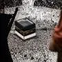 Ein Mann beobachtet, wie muslimische Gläubige um die Kaaba, das heiligste Heiligtum des Islam, in der Großen Moschee in der saudischen Pilgerstadt Mekka umrunden.