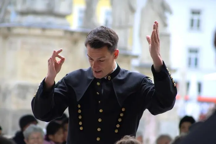 Kapellmeister Johannes Thaler musizierte mit seinen Musikerinnen und Musikern ein abwechslungsreiches Programm.