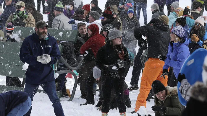Mehrere hundert Menschen haben am Samstag an einer Massen-Schneeballschlacht teilgenommen.