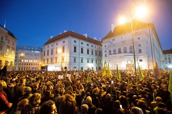 "Basti, ciao, ciao ciao" und "Kickl, ciao, ciao, ciao" intonierte die Gesangsgruppe "Music for human rights" auf der Kundgebung.