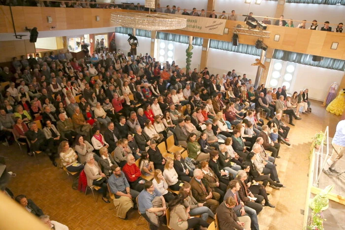 Unter anderen im Kulturhaus gesichtet: Bürgermeister Alexander Benedikt, Bezirkskapellmeister Günter Proßegger, Hotel „Prechtlhof“-Chef Poldi Kraßnitzer, Treibacher Industrie-Pressesprecher Joachim Hohenwarter, Raika Althofen/Guttaring-Geschäftsführerin Martina Auer-Müller, „Ontörner“ Günther Trojer, Autohändler Wolfgang Krassnitzer, Trachtenexperte Ernst Strohmaier, Tischlermeister Wilfried Ernst sowie Bürgermeister außer Dienst Manfred Mitterdorfer.