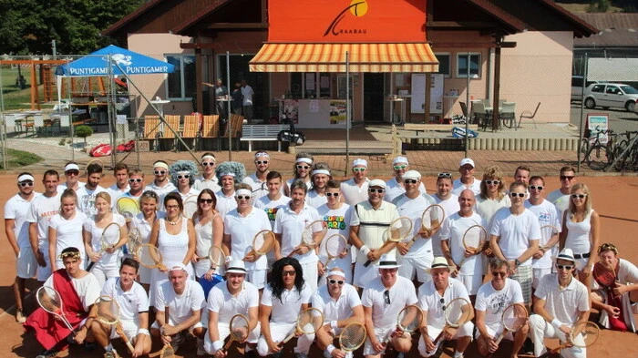 Turnierbeginn mit Gruppenbild.