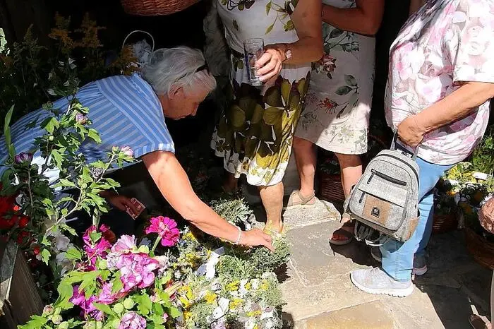 Die rund 250 Kräutersträuße, welche von den Mitgliedern der Katholischen Frauenbewegung am Vortag gebunden wurden, konnten von den zahlreichen Besuchern gegen eine Spende mit nach Hause genommen werden. 