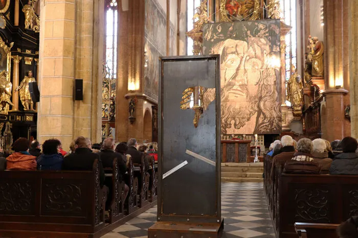 Das Kreuz habe „in Gesellschaft und Welt“ einen fixen Platz, so der Bischof. Es müsse alle nachdenklich stimmen, dass an der seit 1384 bestehenden Katholisch-Theologischen Fakultät der Universität Wien im Zuge der aus feuerpolizeilichen Gründen notwendigen Umsiedlung der Hörsäle nun die Kreuze abgehängt würden. Das Kreuz sei gleichermaßen ein „starkes Zeichen und eine starke Botschaft, denn die christliche Botschaft heißt: leben, sterben und leben.“ Die I. Station befindet sich im Dom: "Jesus wird zum Tode verurteilt".