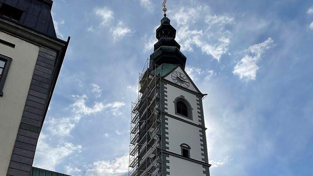 Der Turm der Klagenfurter Domkirche wird restauriert.