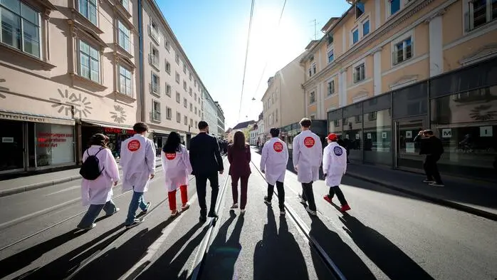 Max Lercher, Doris Kampus und Wahlkämpfer am Weg in die Innenstadt