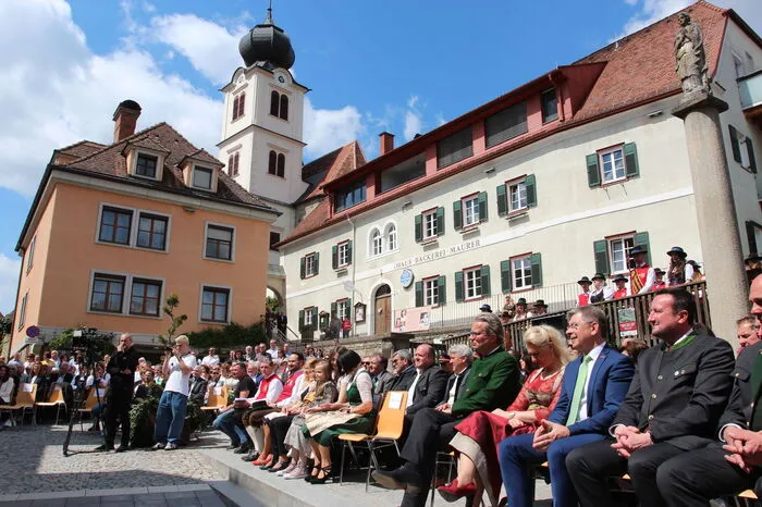 Neben Landeshauptmann Drexler nahmen an der Hauseröffnung die Landtagsabgeordneten Franz Fartek und Herbert Kober, Bürgermeister aus der Region, Bezirkshauptfrau Elke Schunter-Angerer, Vertreter des Tourismus, der Feuerwehr und der Schulen, sowie der Chor Cantarella und die Musikkapelle teil.