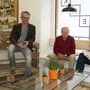 Julia Pichler und Rainer Rosegger (v. l.) mit den ersten Gästen und den selbst gebauten Möbeln