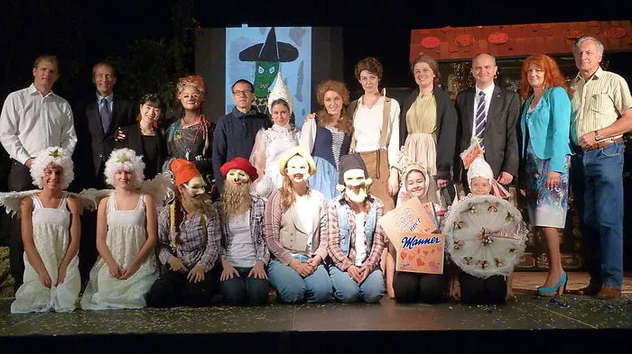 „Hänsel und Gretel“ auf der Bühne des KUZ Jennersdorf: Das Ensemble (im Vordergrund die Gruppe der NMS Jennersdorf) mit den Ehrengästen