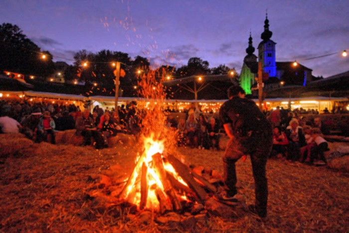 Bereits zum 22. Mal werden vom 11. bis 20. August wieder die Tore zum Gackern geöffnet. Als kulinarisches Top-Event ausgezeichnet, bietet das St. Andräer Geflügelfest 35 nationale und internationale Geflügelgerichte an und lockt jährlich bis zu 70.000 Besucher an. Auch heuer wird es ein Rahmenprogramm mit vielen Höhepunkten und Musikern geben. 