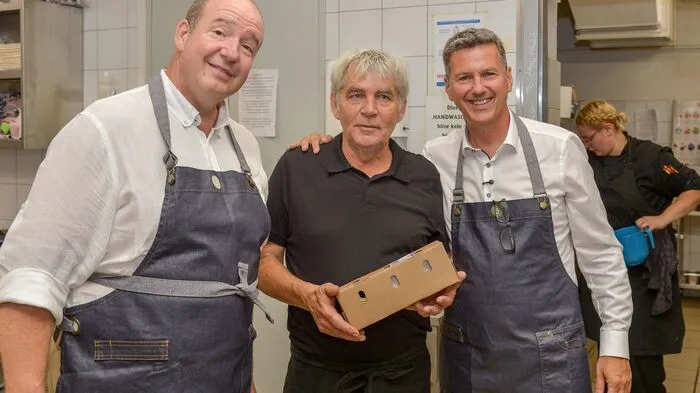 Landeshauptmann Daniel Fellner (SPÖ) sowie mehrere prominente Gäste kochten und servierten gemeinsam mit Mitarbeitern des inklusiven Gastronomiebetriebs. Das Promikochen sei mehr als ein gesellschaftliches Ereignis. Es sei eine Einladung, Inklusion hautnah zu erleben