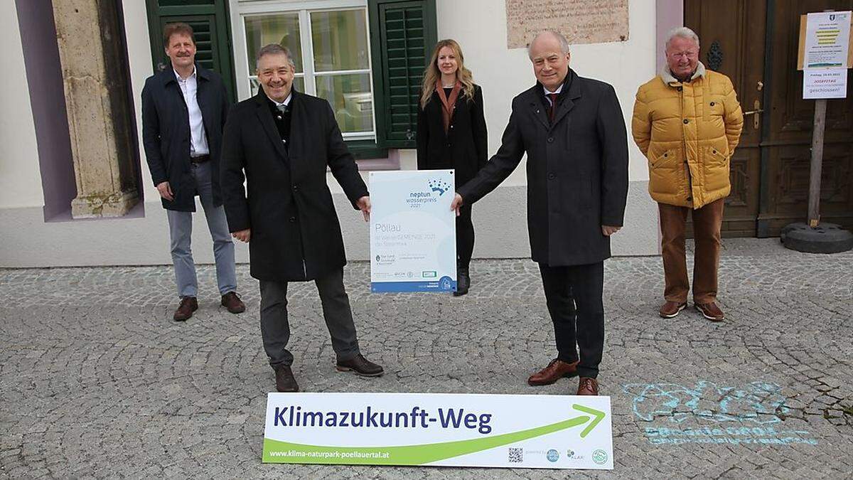 Bürgermeister Schirnhofer (2. v. li.) nahm den Preis von Landesrat Seitinger entgegen
