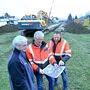 Polier Hans Groß (Firma Marko) mit Walter Ederer und Peter Steinbauer von den Wasserwerken vor dem bereits entstehenden Wasserkanal auf Höhe Schubertgasse mit Blickrichtung Süden