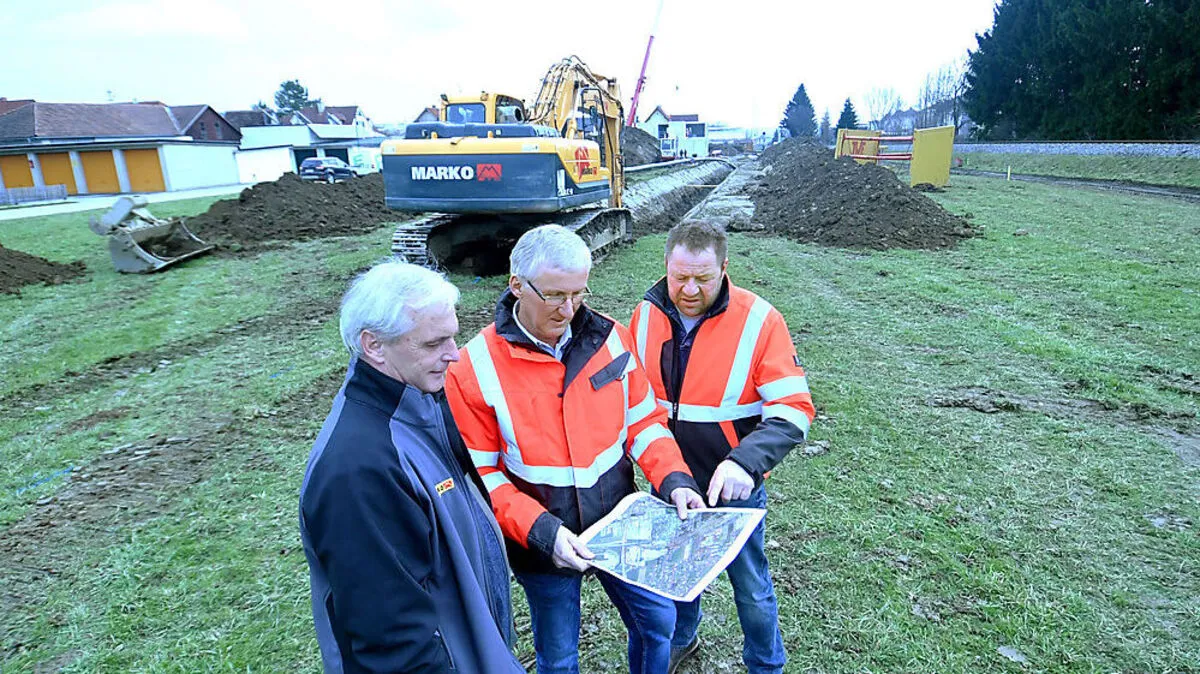 Polier Hans Groß (Firma Marko) mit Walter Ederer und Peter Steinbauer von den Wasserwerken vor dem bereits entstehenden Wasserkanal auf Höhe Schubertgasse mit Blickrichtung Süden