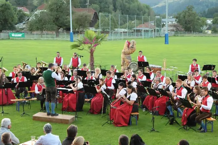 Fazit: Ein stimmungsvoller Sommerabend, der eindrucksvoll zeigte, wie vielfältig, modern und gleichzeitig traditionsbewusst Blasmusik sein kann. Unter anderem gesichtet: Bürgermeister Harald Jannach, Krankenhaus der Barmherzigen Brüder St. Veit-Direktor Manfred Kraßnitzer, Provisor Charles Ogbunambala, Blasmusikverband-Bezirksobmann Hermann Posarnig, Amtsleiterin Walburga Fleischhacker, Autohof-Wirt Martin Weberitsch, Filmprofi Anton Wieser sowie Sportverein (SV) Kraig-Obmann Gernold Kloiber-Pammer. 
