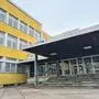 Am Bild sieht man ein Gebäude mit der Aufschrift Berufsbasisschule und Musikmittelschule | Die Polytechnische Schule, auch Berufsbasisschule genannt, zieht von Wolfsberg weg; das Gebäude wird vom Schulgemeindeverband verkauft