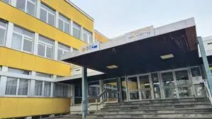 Am Bild sieht man ein Gebäude mit der Aufschrift Berufsbasisschule und Musikmittelschule | Die Polytechnische Schule, auch Berufsbasisschule genannt, zieht von Wolfsberg weg; das Gebäude wird vom Schulgemeindeverband verkauft