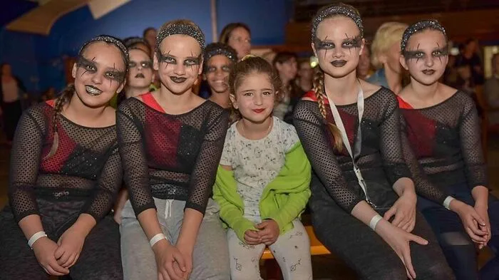 Junge Tänzer zeigen in der Tennishalle, was sie drauf haben