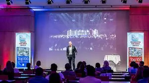 Motivator Henry Maske auf der Bühne im Congress Center Villach beim Primus Wissensforum: "Wer sich aufgibt, hat verloren."