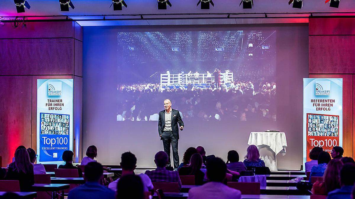 Motivator Henry Maske auf der Bühne im Congress Center Villach beim Primus Wissensforum: &quot;Wer sich aufgibt, hat verloren.&quot;