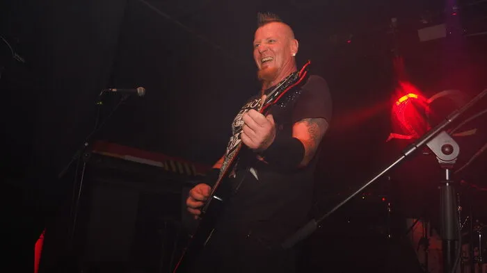 Im Volxhaus flogen Samstagnacht beim Head bangen die Haare. Bei der ersten Klagenfurter Hellfeier spielten die Bands 4XistenZ, Hellavista, Madog und Disharmonic Orchestra.