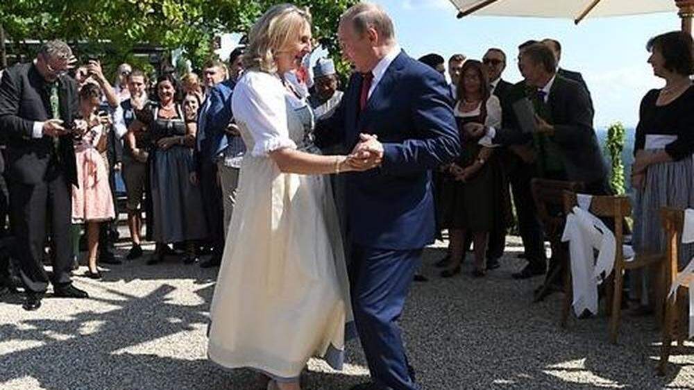 Putin und Kneissl beim viel diskutierten Tanz
