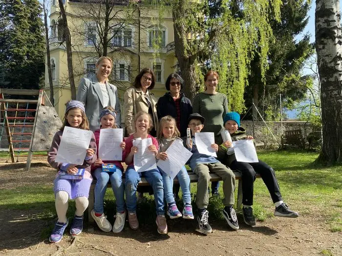 Schulinterne Siegerehrung im Schulgarten: Vorne: Antonie Jaufer, Laura Weiler, Luana Rogen, Eva-Maria Kranebitter, Raphael Korber, Adam Köll, Hinten: Carolin Steiner, BEd., Wanda Rohracher, Ingrid Müller, Sabine Schober
