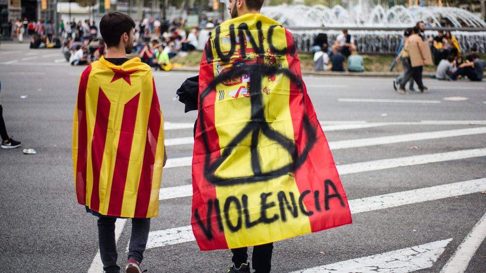 Ein pro-katalanischer und ein pro-spanischer Demonstrant 2017 in Barcelona