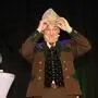 Ein Mann steht in Tracht gekleidet mit einem Hut auf der Bühne. | Gunnar Zechner als „Fockenbauer“