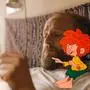 Neue Geschichten vom Pumuckl - Pumuckl und die Geburtstagsüberraschung - Pumuckl erfährt erst am Morgen, dass Eder Geburtstag hat. Auf der Suche nach einem passenden Geschenk macht er sich auf den Weg in die Stadt. In Vickys Keramikladen ist der Tisch gerade für einen Kindergeburtstag gedeckt. Pumuckl findet den wunderschönen Geburtstagskuchen einfach ideal. Als es ihm nicht gelingt, ihn zu stibitzen, beschließt Pumuckl, selbst einen Kuchen zu backen. Aber da kommen ihm Eders Freunde dazwischen. - Im Bild: Florian Brückner (Florian Eder), Pumuckl. Foto: ORF/Beta Film/RTL/NEUESUPER. Veröffentlichung honorarfrei nur für redaktionelle Berichterstattung in Sendungszusammenhang und mit Copyrightangabe. Kontakt: foto@orf.at