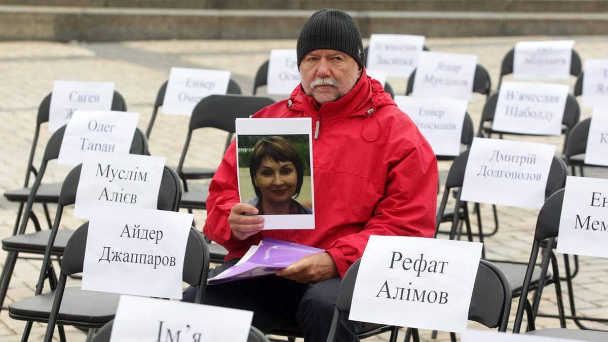 Andrej Kurkow 2021 bei einer Demo für die Freilassung von durch Russland festgehaltenen Ukrainern.