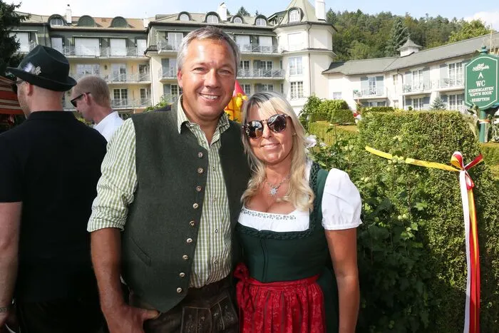 Kirchtag im Schloss Seefels in Töschling am Wörthersee, Olympiasieger Fritz Strobl mit seiner Bettina
