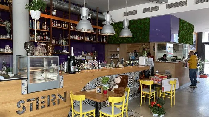 Im Café Stern am Hans-Gasser-Platz 9 werden gerade noch die letzten Vorkehrungen getroffen, der Außenbereich bekommt besonderen Fokus, außerdem bietet die Speisekarte nun auch ein breites veganes Angebot und auch die verschiedenen Kaffees werden als vegane Option - zum Beispiel mit Hafermilch - offeriert.