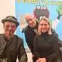 Hannes Rossbacher (Mitte) mit Autor und Kabarettist Leo Lukas sowie Ehefrau Claudia Rossbacher bei einer Pop-Art-Ausstellung mit Lesung im Kunsthaus Köflach