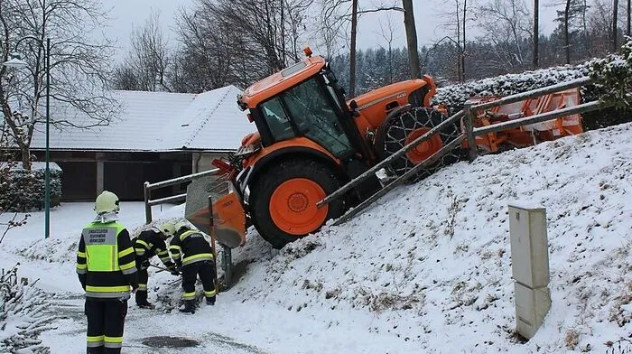Der abgerutschte Räumtraktor blieb an einem Hydranten hängen