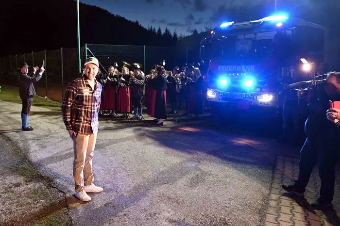 Alle Vereine des Ortes, die Bevölkerung und die Politikerriege gratulierten.