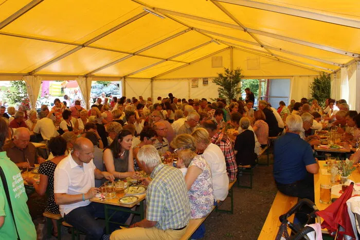 Rund 400 Gäste besuchten am Sonntag das Zeltfest der Pfarre St. Filippen. Mit dabei waren auch Burkhard Trummer, Bürgermeister von Brückl, der Landespolizeidirektor-Stellvertreter Generalmajor Wolfgang Rauchegger und Ebersteins Pfarrer Sergius Duru