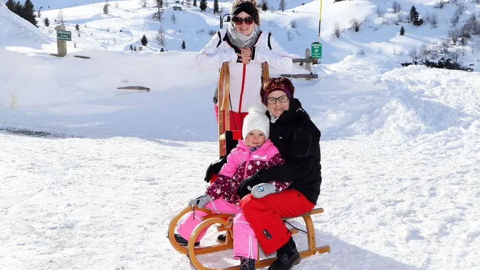 Sind öfters auf der Falkert Rodelbahn von Links: Valentina Buchacher (4 Jahre), Andrea Buchacher (Service Almdorf Seinerzeit) und Bettina Buchacher (Service Almdorf Seinerzeit) aus St. Lorenzen ob Zedlitzdorf.