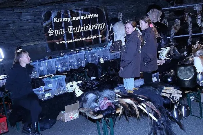 Im ehemaligen untertägigen Sandsteinabbau am Hemmerberg (Gemeinde Kainach bei Voitsberg) zeigten rund 50 Krampusgruppen aus weiten Teilen Österreichs, aus Bayern und etwa ein Dutzend aus dem Bezirk Voitsberg um die 1500 schaurige sowie auch kunstvoll geschnitzte Krampus- und Perchtenmasken.