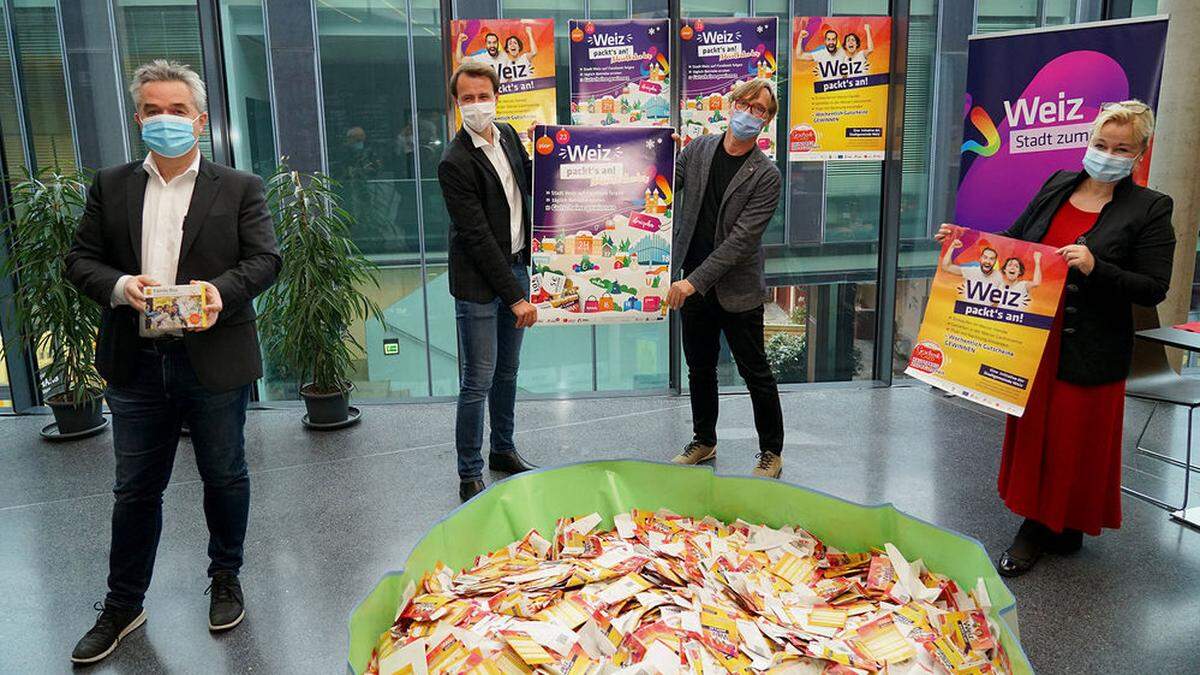 Ingo Reisinger, Patrick König, Erwin Eggenreich und Iris Absenger-Helmli mit einem Planschbecken voller eingesendeter Teilnahmekarten