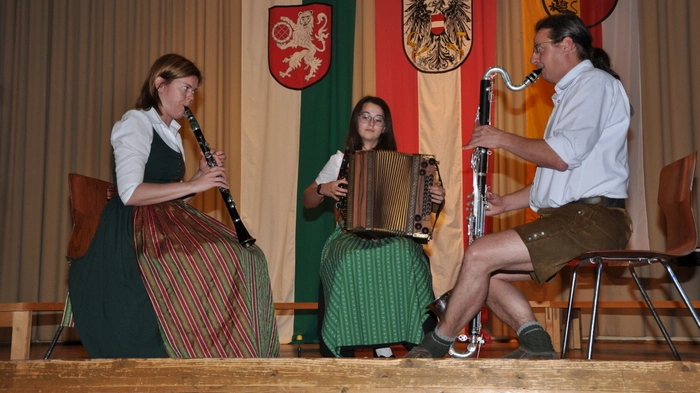 Zahlreiche Besucher lauschten den Klängen des MGV „Zirbitzkogel“-Mühlen, der zu seinem 58. Liederabend lud. Für die passende Einstimmung sorgte die „Klarimoni-Musik“ mit Armin Kogler, Heidi Laßnig und Jasmin Laßnig.