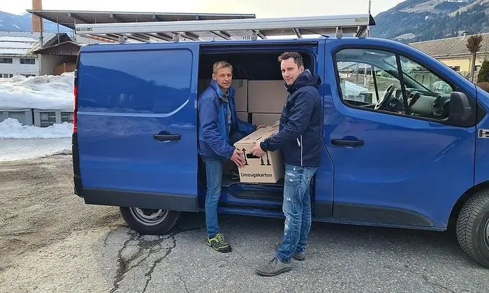 Andreas Wieser und Markus Hopfgartner helfen in Steinfeld