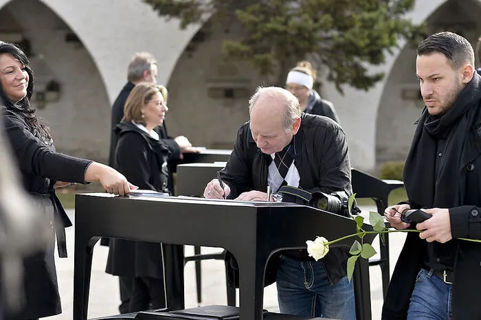 Viele Menschen trugen sich im Kondolenzbuch ein.
