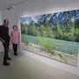 Markus Orsini-Rosenberg mit Alina Kunitsyna vor einer großformatigen Ansicht des Gail-Flusses