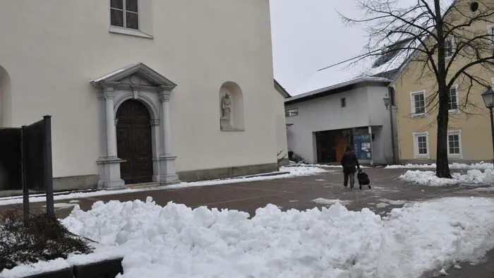 Dass vor der Spittaler Stadtpfarrkirche hohe Schneeriegel den Fußweg beeinträchtigen, kritisierte ein Kleine Zeitung-Leser.