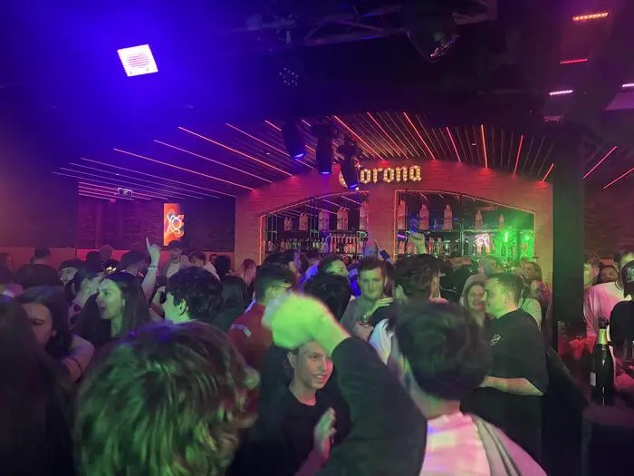 Neugierige Besucherinnen und Besucher, eine volle Tanzfläche und ausgelassene Stimmung: Die Neueröffnung des „Yoyo“ als Partyclub am 6. März zeigte, wie groß das Interesse an einem regionalen Nachtleben ist