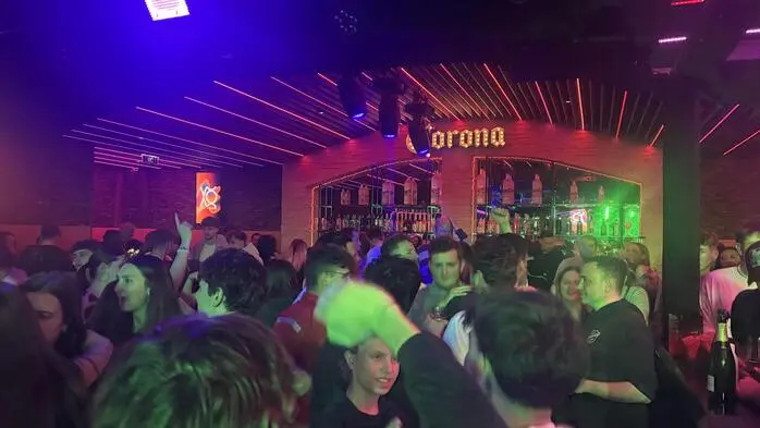 Neugierige Besucherinnen und Besucher, eine volle Tanzfläche und ausgelassene Stimmung: Die Neueröffnung des „Yoyo“ als Partyclub am 6. März zeigte, wie groß das Interesse an einem regionalen Nachtleben ist