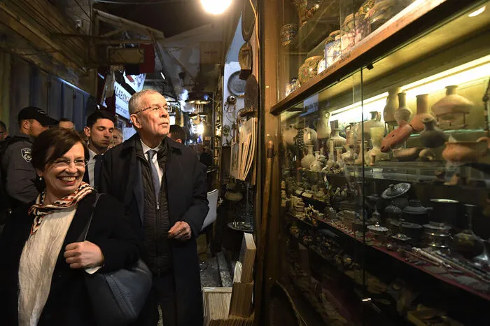 Bundespräsident Alexander Van der Bellen und Gattin Doris Schmidauer in der Altstadt von Jerusalem.